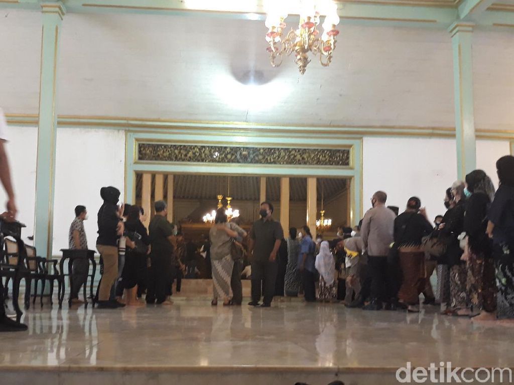 Tangis Keluarga Sambut Kedatangan Jenazah KGPAA Mangkunegara IX di Solo