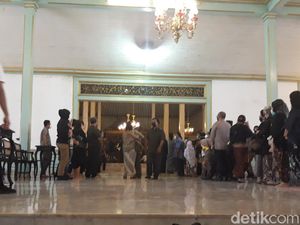 Tangis Keluarga Sambut Kedatangan Jenazah KGPAA Mangkunegara IX di Solo Tangis Keluarga Sambut Kedatangan Jenazah KGPAA Mangkunegara IX di Solo