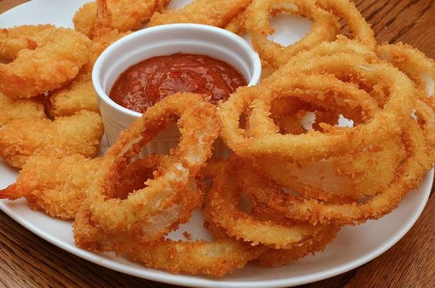 Onion rings cemilan bawang bombay yang diiris-iris menyerupai cincin dan digoreng dengan tepung.