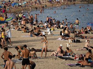 Pantai di Spanyol Ramai Banget Gegara Neraka Bocor
