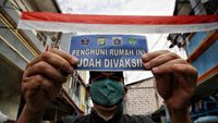 Pemasangan Stiker di Rumah Warga yang Telah Divaksin COVID-19
