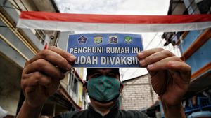 Pemasangan Stiker di Rumah Warga yang Telah Divaksin COVID-19