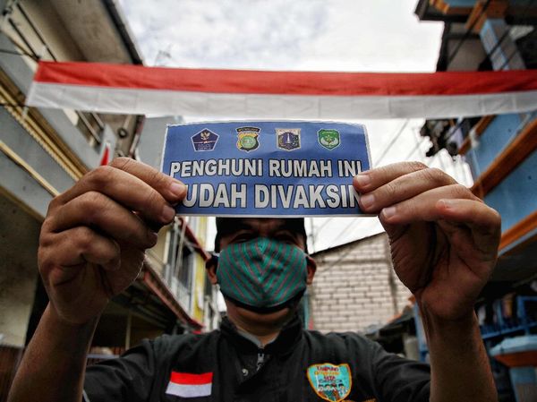 Pemasangan Stiker di Rumah Warga yang Telah Divaksin COVID-19