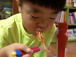 Penggila Pedas! Bocah 7 Tahun Ini Tak Bisa Makan Tanpa Saus Cabai