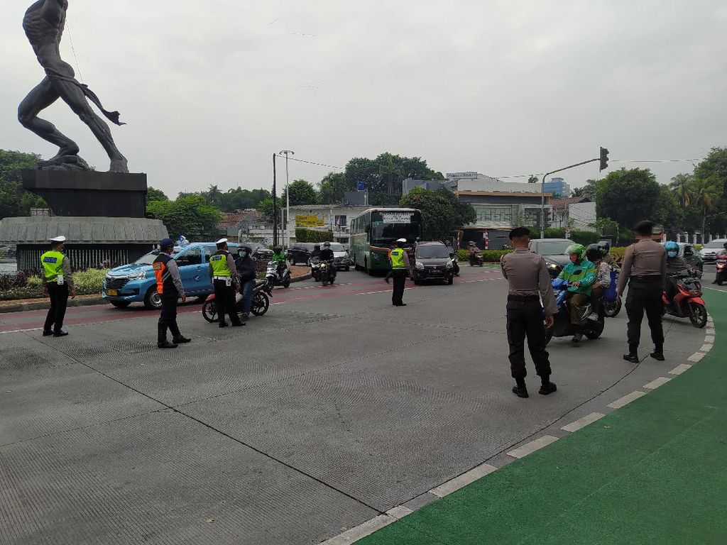 Ganjil Genap di Jl Sudirman, Ratusan Mobil Diputar Balik Pagi Ini