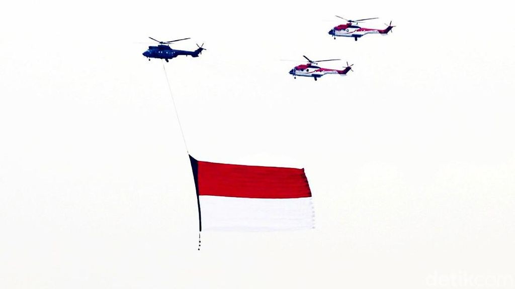 Helikopter Bawa Bendera Merah Putih Raksasa Keliling Jakarta, Ada Apa?
