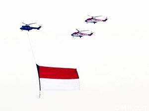 Helikopter Bawa Bendera Merah Putih Raksasa Keliling Jakarta, Ada Apa?