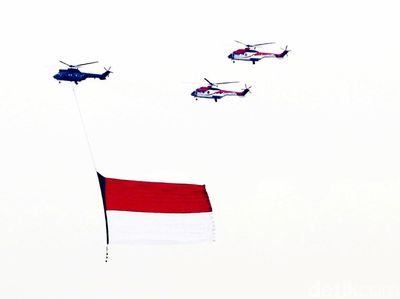 Helikopter Bawa Bendera Merah Putih Raksasa Keliling Jakarta, Ada Apa?