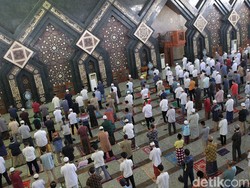 Sholat Berjamaah Lebih Utama Dibanding Sholat Sendiri, Ini Keutamaannya