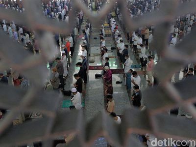 PPKM Level 4 Diperpanjang, Masjid At Tin Gelar Salat Jumat Berjamaah