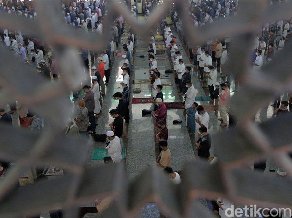 PPKM Level 4 Diperpanjang, Masjid At Tin Gelar Salat Jumat Berjamaah