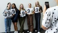 Ragam Ekspresi Para Siswa Saat Terima Hasil Ujian di Inggris