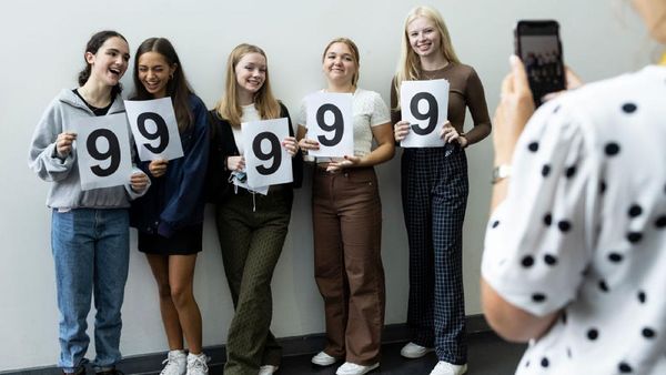 Ragam Ekspresi Para Siswa Saat Terima Hasil Ujian di Inggris