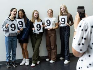 Ragam Ekspresi Para Siswa Saat Terima Hasil Ujian di Inggris