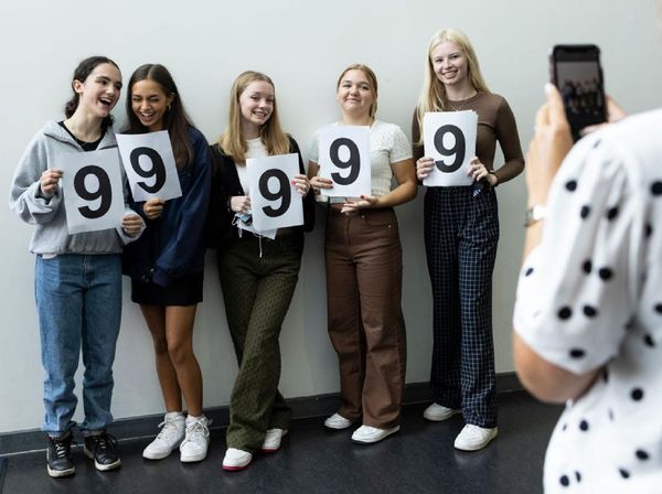 Ragam Ekspresi Para Siswa Saat Terima Hasil Ujian di Inggris