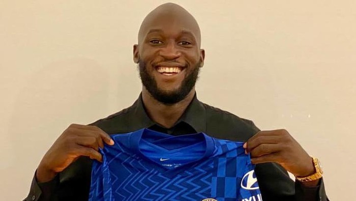 Romelu Lukaku resmi menandatangani kontrak berdurasi lima tahun di Chelsea, Jumat 13 Agustus 2021 di London.