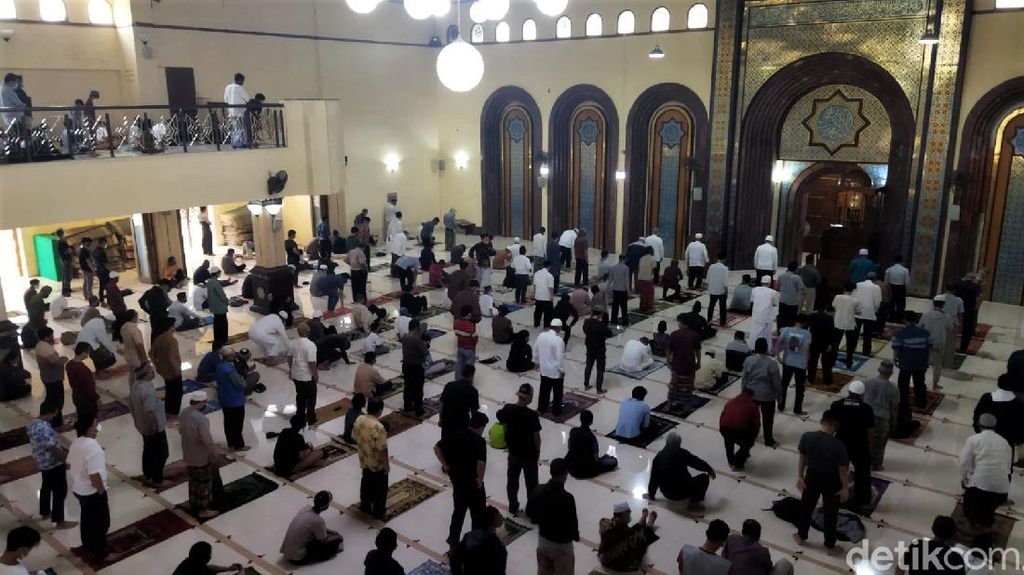 Salat Jumat Berjamaah di Masjid Agung Cimahi Terapkan Prokes Ketat