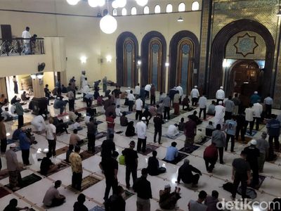 Salat Jumat Berjamaah di Masjid Agung Cimahi Terapkan Prokes Ketat
