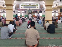 Masjid Al Azhar Gelar Salat Jumat Kapasitas 25%, Usia 37+ Disarankan di Rumah