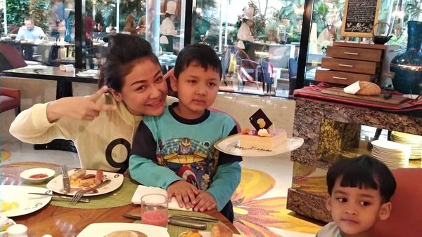 Selain Bersepeda, Virnie Ismail Juga Hobi Kulineran Bareng Anak