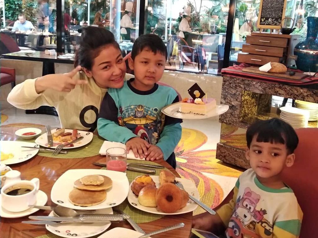 Selain Bersepeda, Virnie Ismail Juga Hobi Kulineran Bareng Anak