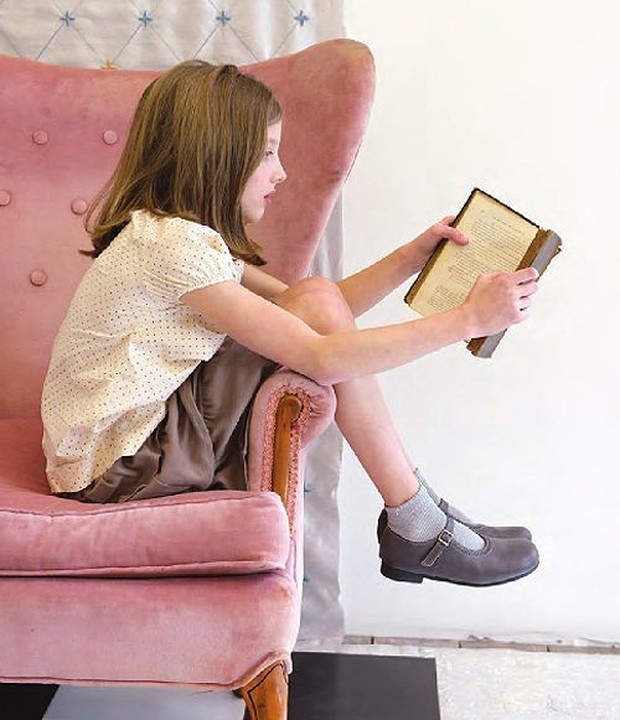 Seorang anak dengan bukunya