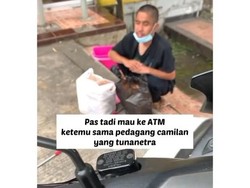 Terharu! Pria Tunanetra di Kuningan Jualan Mie Biting Demi Nafkahi Keluarga