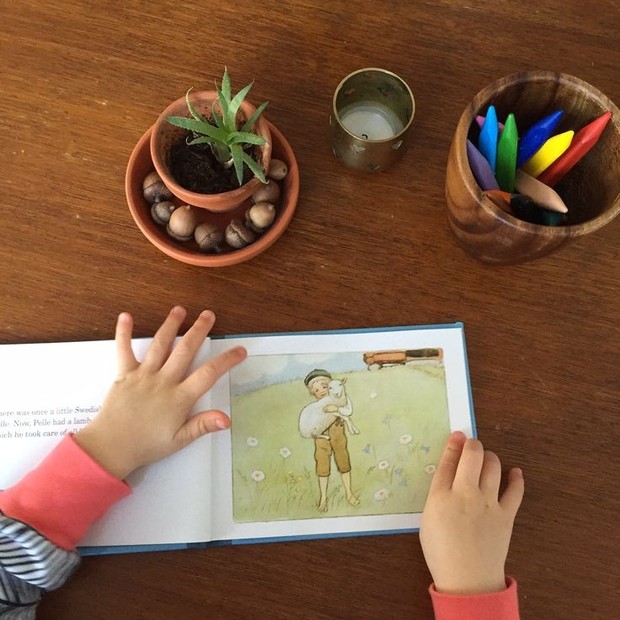 Anak yang membaca buku