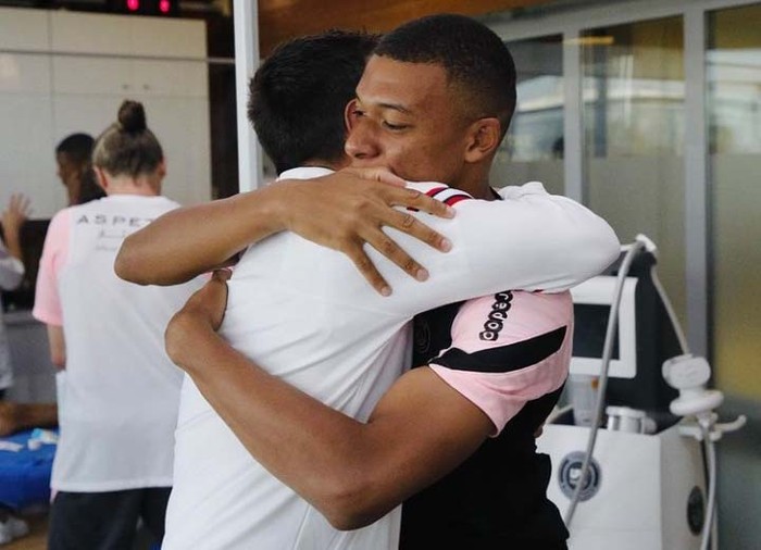 Lionel Messi bertemu rekan-rekannya di PSG, termasuk dengan Kylian Mbappe. Begini momen saat mereka bertemu.