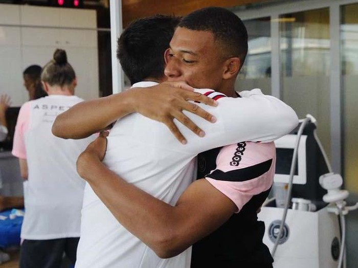 Lionel Messi bertemu rekan-rekannya di PSG, termasuk dengan Kylian Mbappe. Begini momen saat mereka bertemu.