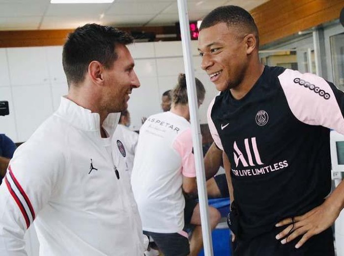 Lionel Messi bertemu rekan-rekannya di PSG, termasuk dengan Kylian Mbappe. Begini momen saat mereka bertemu.