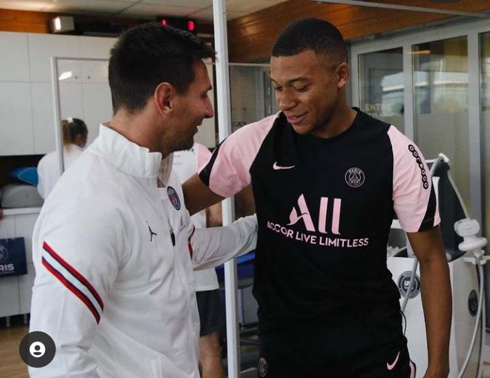 Tatapan Dua Bintang PSG, Messi & Mbappe Lionel Messi bertemu rekan-rekannya di PSG, termasuk dengan Kylian Mbappe. Begini momen saat mereka bertemu.