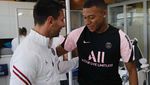 Tatapan Dua Bintang PSG, Messi & Mbappe