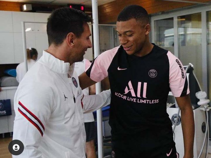 Lionel Messi bertemu rekan-rekannya di PSG, termasuk dengan Kylian Mbappe. Begini momen saat mereka bertemu.