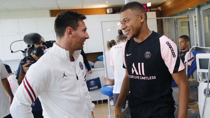 Lionel Messi bertemu rekan-rekannya di PSG, termasuk dengan Kylian Mbappe. Begini momen saat mereka bertemu.