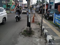 Warga Harap Tiang-tiang Makan Jalan di Ciputat Segera Dipindah