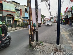 3 Tahun Berlalu, Tiang-tiang Makan Jl WR Supratman Ciputat Belum Dipindah
