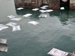 Truk Muatan Pakan Ternak Tercebur ke Laut Pelabuhan Merak