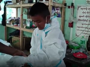 Salut, Bocah 13 Tahun Jadi Volunter untuk Memindahkan Jasad COVID-19