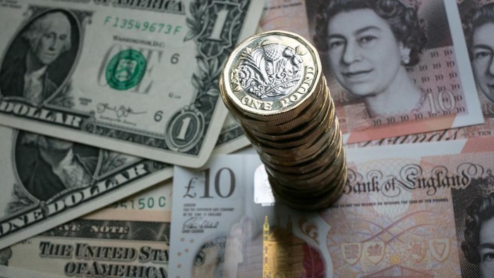 BATH, ENGLAND - OCTOBER 13:  In this photo illustration, a stack of £1 coins is seen with the new £10 note alongside US dollar bills on October 13, 2017 in Bath, England. Currency experts have warned that as the uncertainty surrounding Brexit continues, the value of the British pound, which has remained depressed against the US dollar and the euro since the UK voted to leave in the EU referendum, is likely to fluctuate.  (Photo Illustration by Matt Cardy/Getty Images)