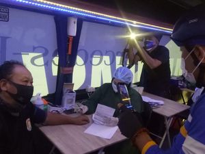 100 PKL Tangkuban Parahu Divaksinasi-Peserta Vaksin Purwakarta Pingsan