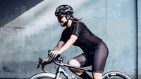 Gaya Virnie Ismail saat Ngebut dengan Road Bike