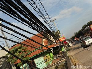 Upaya Pemkot Bandung Tertibkan Kabel Udara Ilegal Upaya Pemkot Bandung Tertibkan Kabel Udara Ilegal