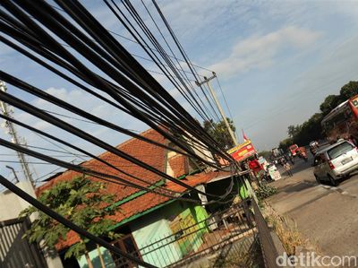 Waduh, Kabel Menjuntai di Jalan Garut-Bandung Bikin Resah