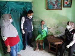 Blusukan ke Rumah Warga, Walkot Mojokerto Beri Santunan-Modal Usaha