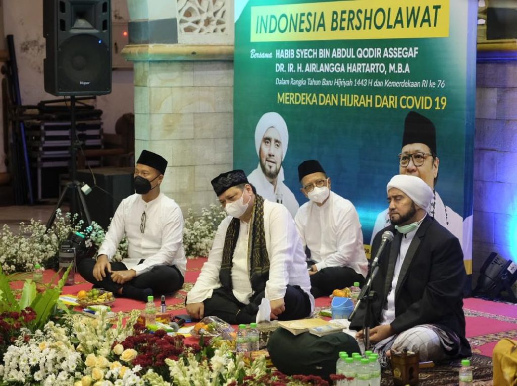 Airlangga Minta Doa Ulama dan Habaib, Berharap Pandemi Segera Berakhir Airlangga Minta Doa Ulama dan Habaib, Berharap Pandemi Segera Berakhir