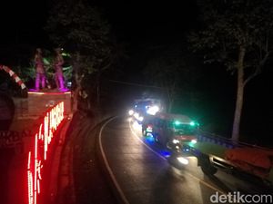 Ada Perbaikan Jalan, Kendaraan Mengular di Cadas Pangeran Ada Perbaikan Jalan, Kendaraan Mengular di Cadas Pangeran