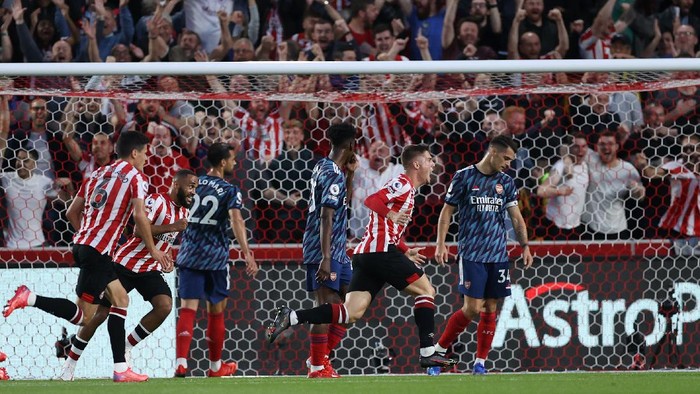 BRENTFORD, ENGLAND - AUGUST 13: Sergi Canos of Brentford  celebrates after scoring their teams first goal during the Premier League match between Brentford and Arsenal at Brentford Community Stadium on August 13, 2021 in Brentford, England. (Photo by Eddie Keogh/Getty Images)