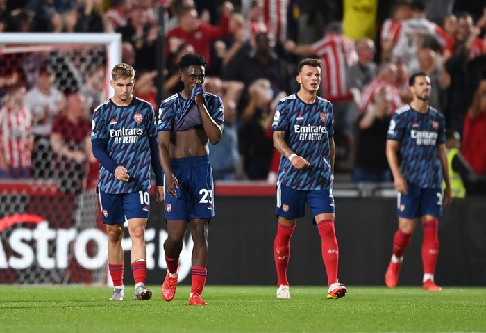 BRENTFORD, ENGLAND - AUGUST 13: Emile Smith Rowe and Albert Sambi Lokonga of Arsenal look dejected after conceding their second goal during the Premier League match between Brentford and Arsenal at Brentford Community Stadium on August 13, 2021 in Brentford, England. (Photo by Shaun Botterill/Getty Images)