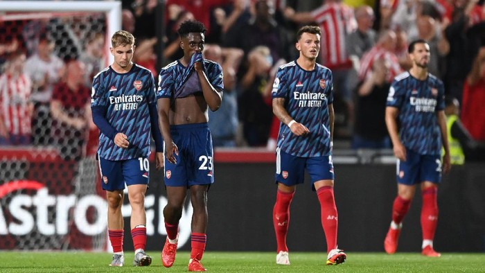 BRENTFORD, ENGLAND - AUGUST 13: Emile Smith Rowe and Albert Sambi Lokonga of Arsenal look dejected after conceding their second goal during the Premier League match between Brentford and Arsenal at Brentford Community Stadium on August 13, 2021 in Brentford, England. (Photo by Shaun Botterill/Getty Images)